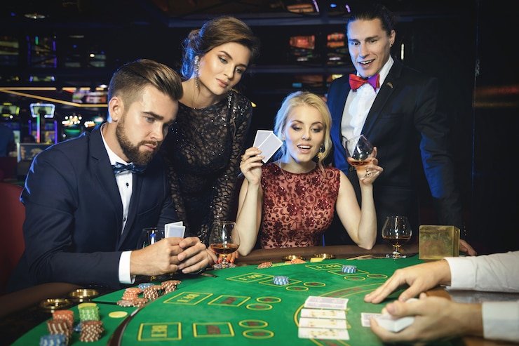 Antarmuka aplikasi mobile hot777 menampilkan permainan slot dan pasar olahraga
